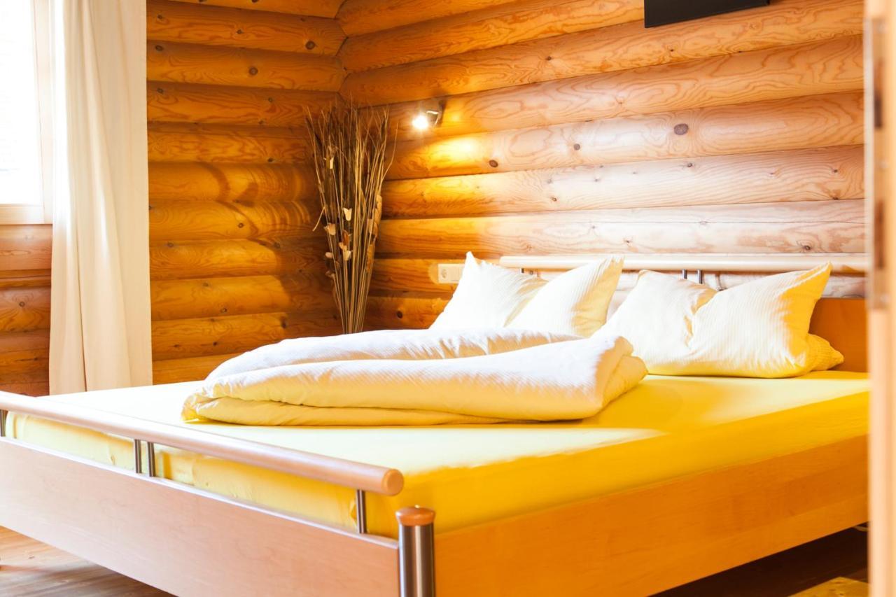 Camping Dreilaendereck Blockhuetten & Apartments Ried im Oberinntal Quarto foto