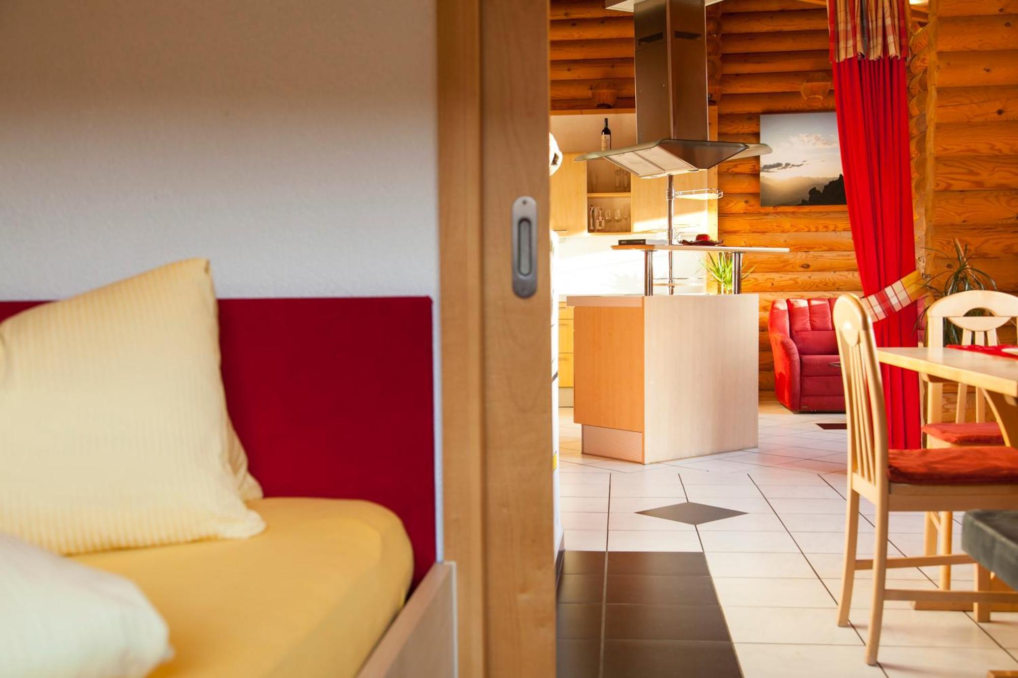 Camping Dreilaendereck Blockhuetten & Apartments Ried im Oberinntal Quarto foto