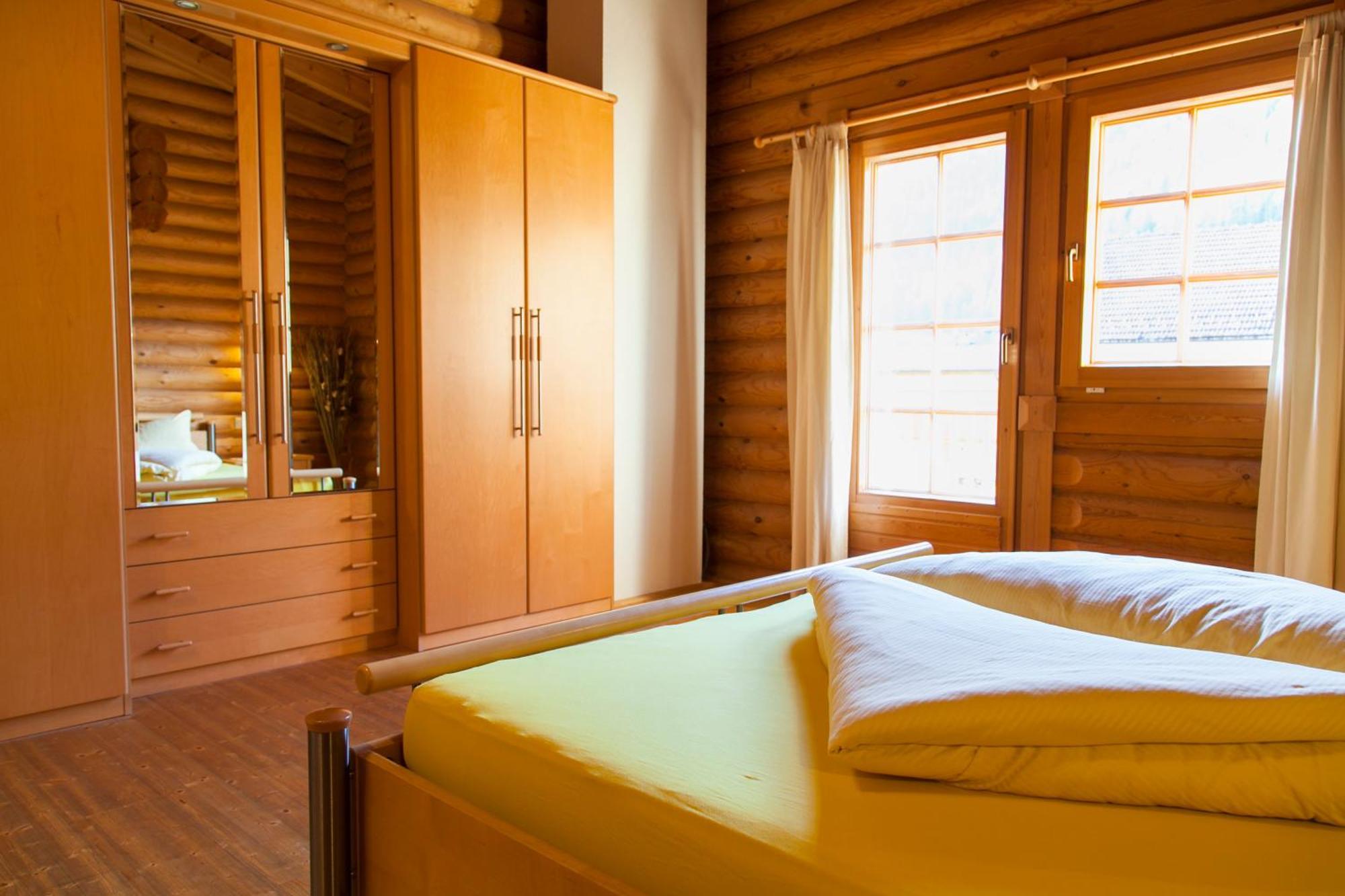 Camping Dreilaendereck Blockhuetten & Apartments Ried im Oberinntal Quarto foto