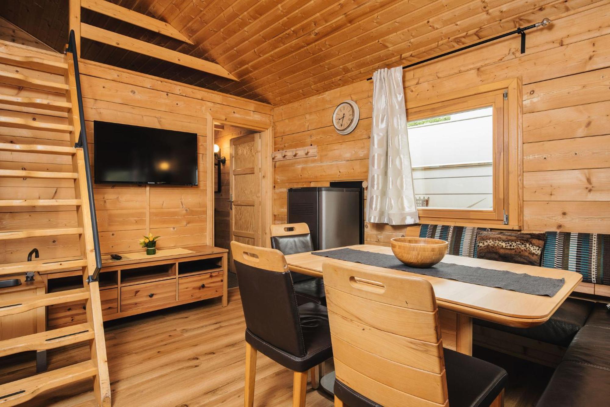 Camping Dreilaendereck Blockhuetten & Apartments Ried im Oberinntal Exterior foto